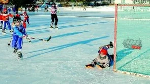 Martin Karlsson i Borgia kommer helt fri men Faik-målvakten Hampus Hoffrén som räddar galant. Foto: Magnus Petersson