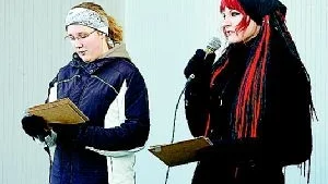 Johanna Alander och Amanda Påhlsson som går på Grosvadskolan talade igår under manifestationen på Förvaltningstorget.