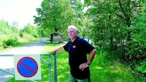 Bommar och skyltar avskräcker inte bilister som vill fika på den lilla campingen. Ägaren Karl Söderholm hoppas på att Vägverket ordnar en sjönära rastplats med toalett längs väg 51. Foto: Ellinor Lundmark