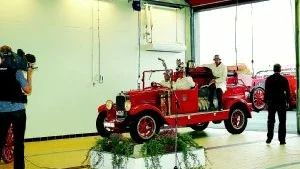 Björn Eriksson behövde inte klippa något band den här gången. Iklädd full mundering kom han körande i en brandbil anno 1927 genom portarna till brandstationen. Och som vanligt var han entusiastisk.  -Som före detta polis är jag stolt över att få vara här idag, sa han i sitt invigningstal. Foto: Ann Björling