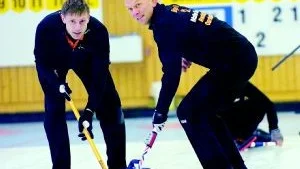 Norrköpings Conny Ljungqvist och Anders Eriksson sopar för glatta livet. NCK klarade det första delmålet och tog sig vidare till dagens slutspel efter helgens tre vinster. Foto:Janne Forsby