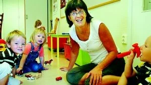 Kicki Lundqvist, rektor på Östermalms rektorsområde, här med förskolebarn på Hermelinen, vill införa en ny förskolepedagogik i Finspång, i samband med starten av den nya förskolan på Hårstorpsskolan.Foto: Malin Perk