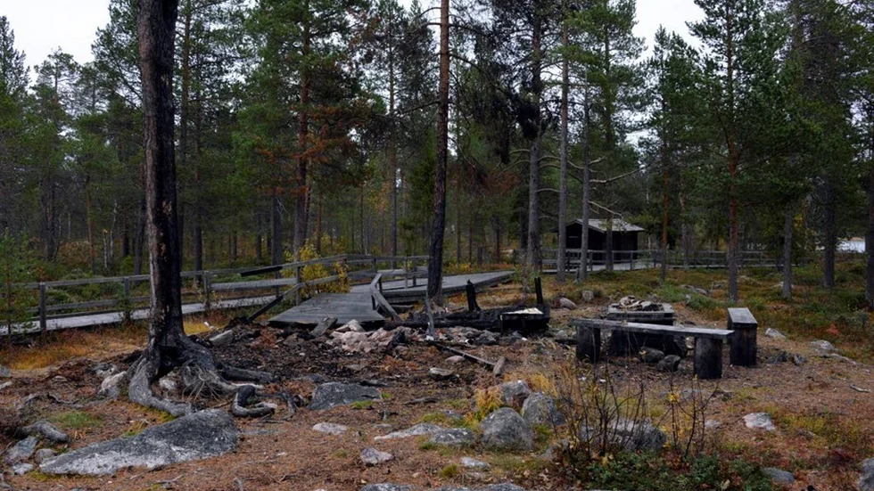 Det återstår bara ruiner och aska av vindskyddet som tidigare stod till vänster om eldstaden på bild.
?