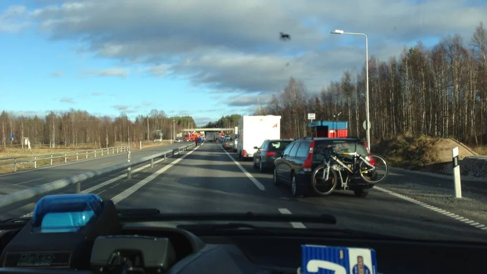 Avspärrat. Framkomligheten var begränsad eftersom södergående körfält på E4 leddes om via Norrfjärden.