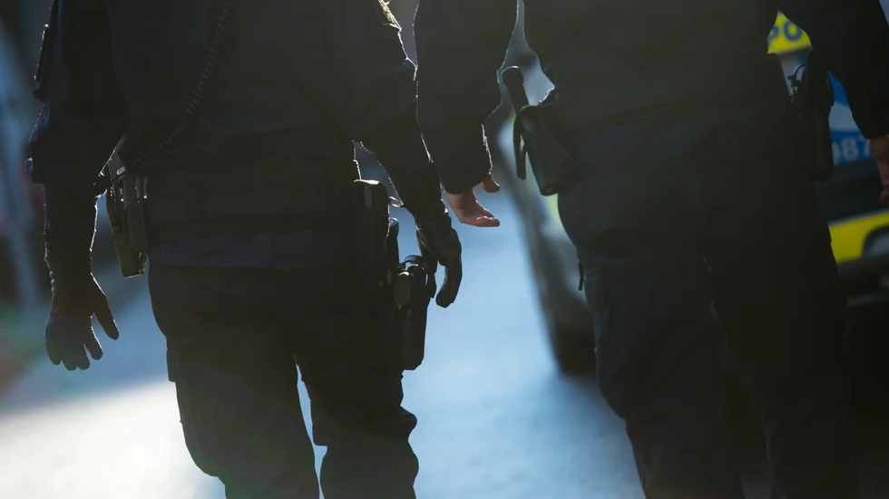 Polisen sköt mot en bilist i Enköping som försökte köra på en polisman. Mannen är anhållen.