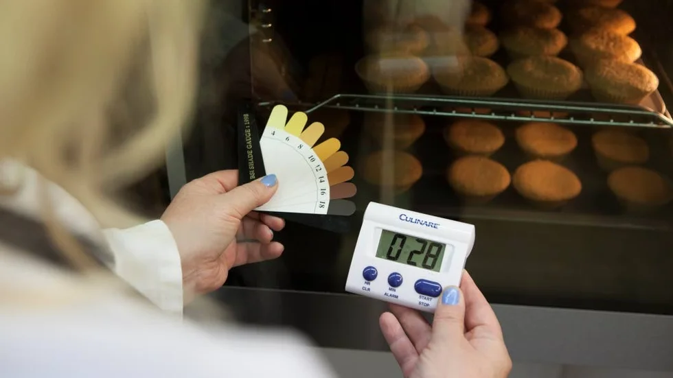 Genom att baka två plåtar med muffins samtidigt testas ugnarnas värmedistribution. Resultatet bedöms med hjälp av en standardiserad skala.