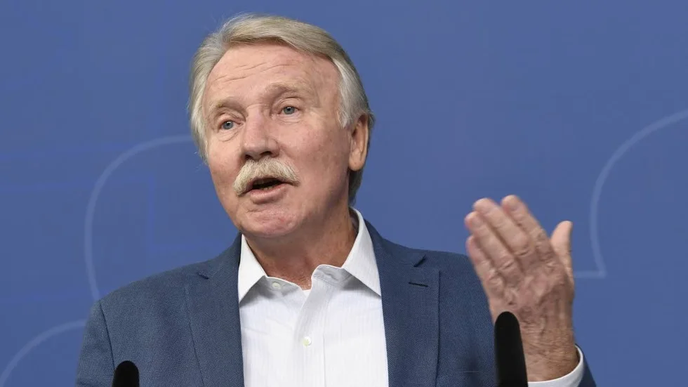UTREDNING. Under tisdagen överlämnade Ilmar Reepalu  sin utredning om vinster i välfärden till civilminister Ardalan Shekarabi (S).