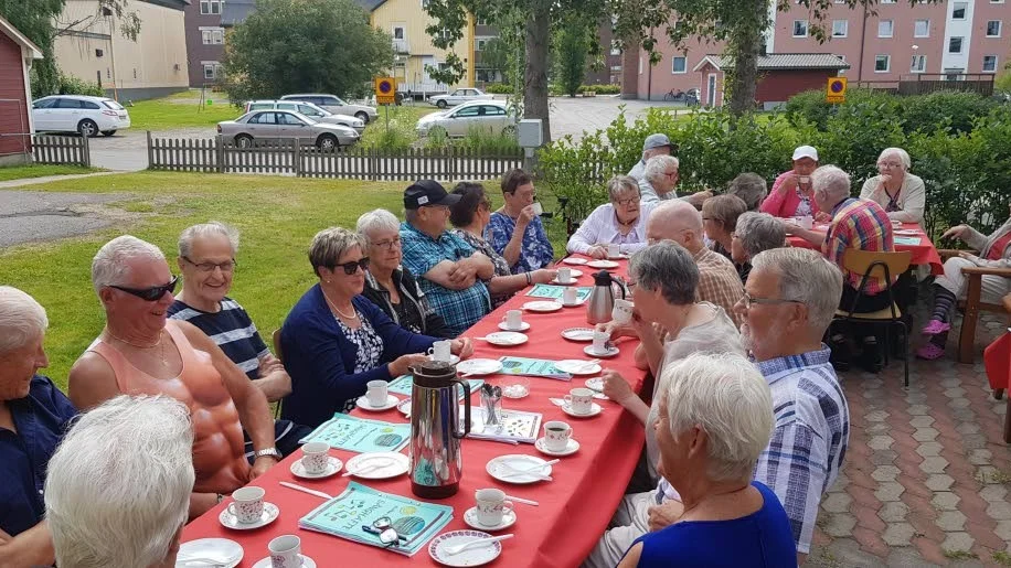 Våffelätningen vidtogs ute i det gröna, där det dukats långbord för dryga 40 personer.