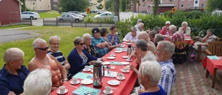 Trivsam sommarfest vid Poppelhuset