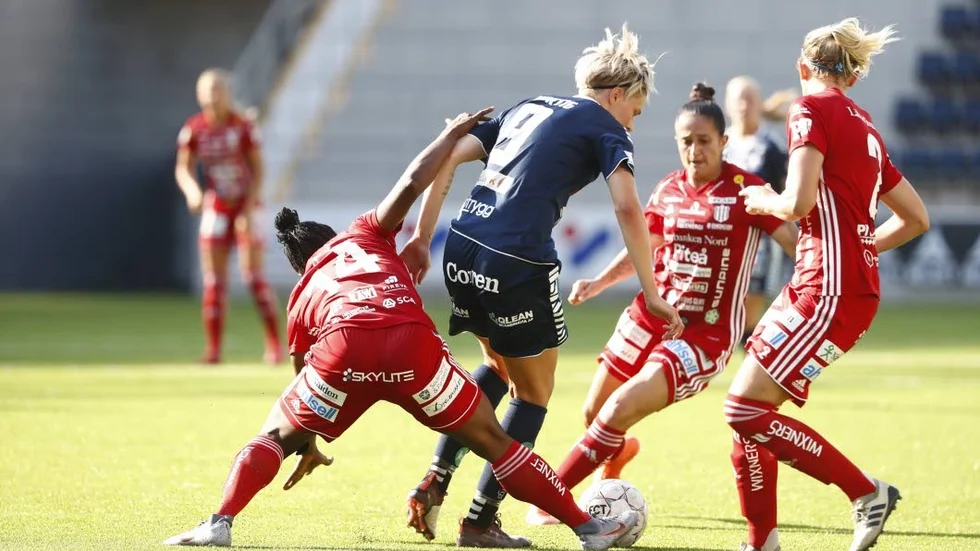 Fernanda Da Silva försöker med Faith Ikidi stoppa Lina Hurtig.