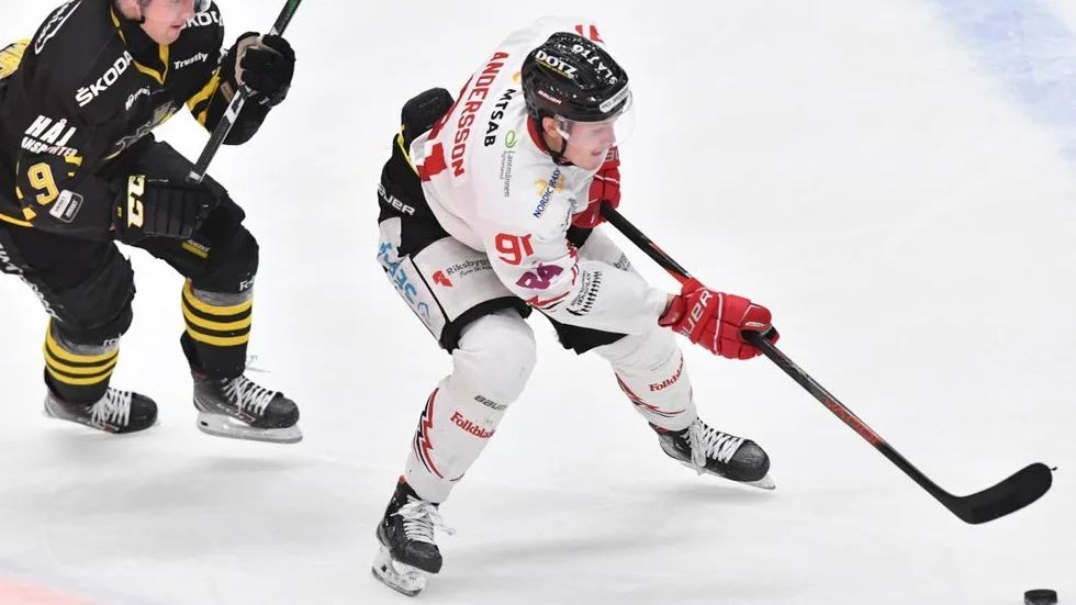 Vita Hästens Linus Andersson håller undan för AIK:s Henrik Rommel.