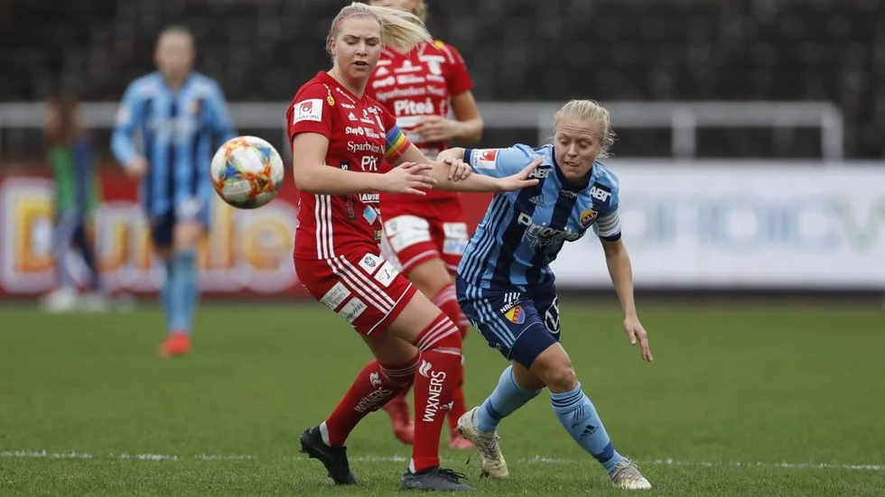 Ellen Löfqvist och Mia Jalkerud i en närkamp under söndagens match på Stockholms stadion.