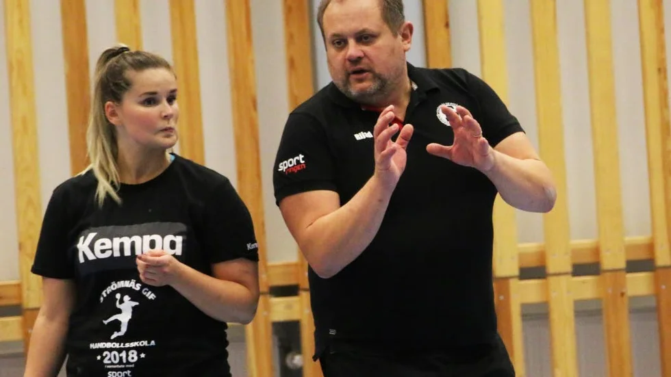 Elin Lindblom och Rijad Hodzic i Strömnäs GIF fick åka till premiären mot Sävar med halva truppen borta - 11 av 22 spelare saknades!