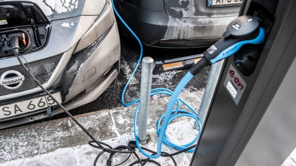 Kommunen lägger 87 000 av sina egna pengar på att bygga parkeringar för långtidsuthyrning till anställda.