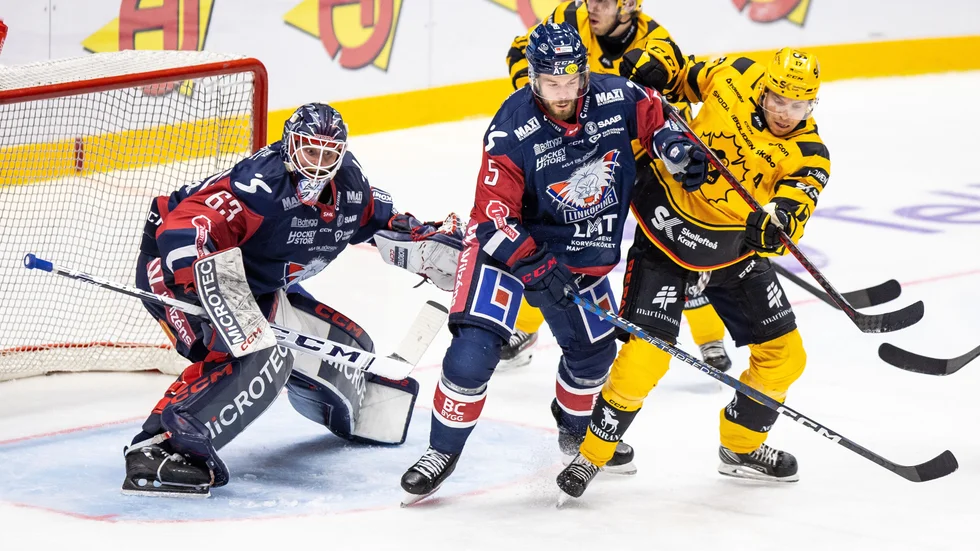 Oscar Fantenberg framför målet mot Skellefteå.