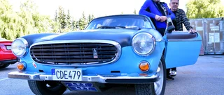 Helgonetbilen drar till sig blickar: "Bara E-type är snyggare" • Han lärde Eva Röse köra rally