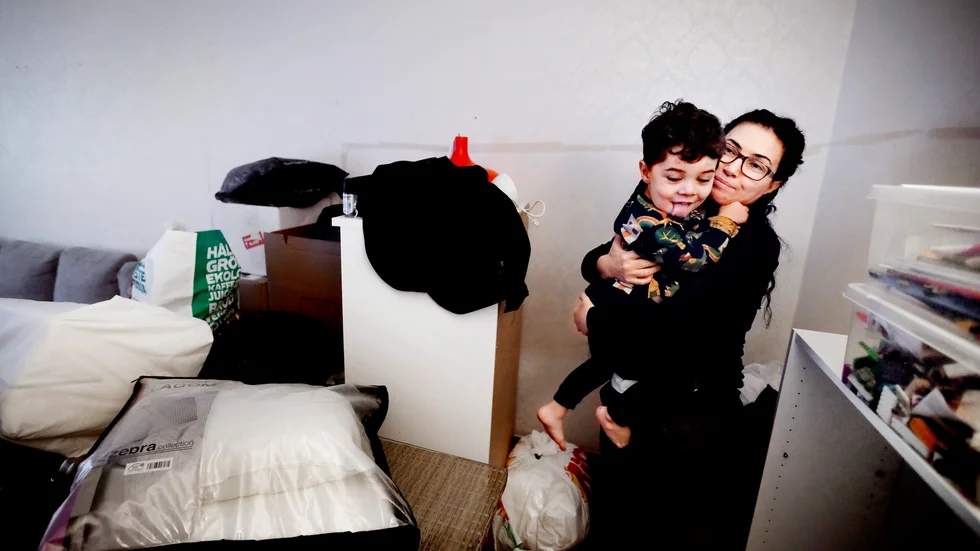 Michael Arizanti och Sherin Shaker Arizanti. Samt sonen Darius, 2 år har flyttat in i en undermålig lägenhet hos Kommunfastigheter. Nu väntar de ovisst på renovering.