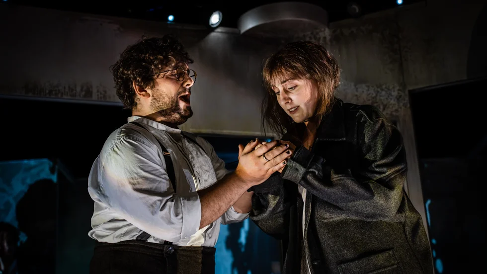 La Bohéme, i Malmö operas version. Rodolphe spelas av Tigran Hakobyan, Mimì av Elin Eriksson. Utöver sju sångare finns tre musiker på scen, som spelar cello, violin och piano.