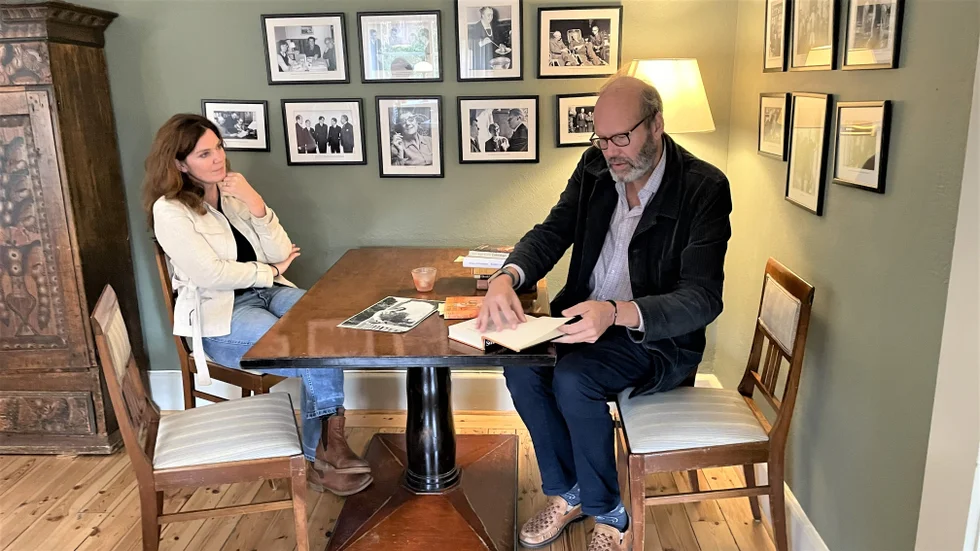 Sofia af Geijerstam och Anders Claesson sitter vid samma bord i "Gästernas matsal" som Olof Lagercrantz satt när Karin Stolpe såg honom för första gången, 1932. 