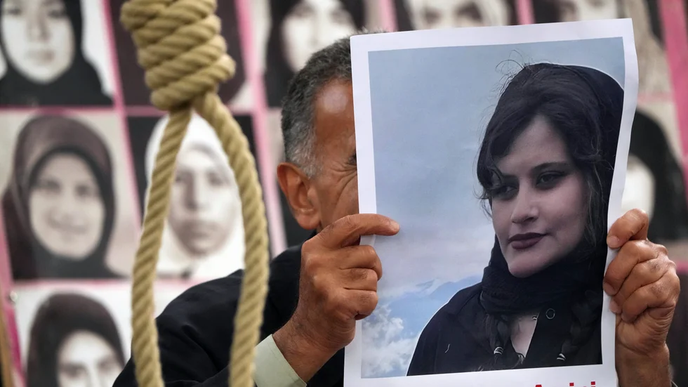Såväl i Iran som i andra länder samlas människor till protester mot den islamistiska regimen.