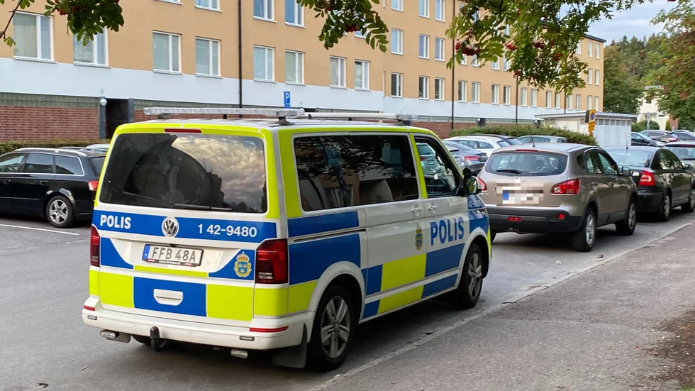 18-åringen skallade sönder rutan på en polisbuss.