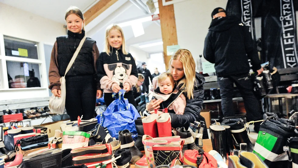 Therese Palm och barnen Liah, Linnea och Luna, hoppas på att fynda både kläder och skor..