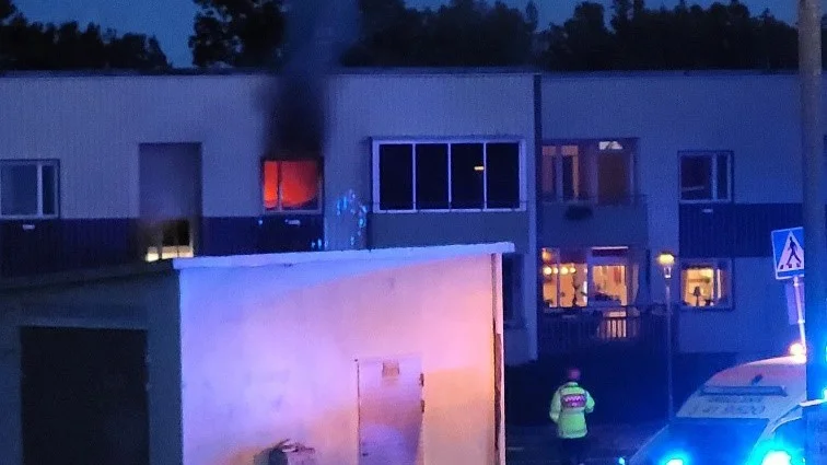 Hela huset utrymdes när det stod klart att det brann på övre våningen.