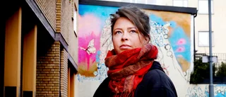 Konstnären Rosannas väggmålning i Nyfors – vill lyfta det positiva: "Gangsterkulturgrejen kom upp"
