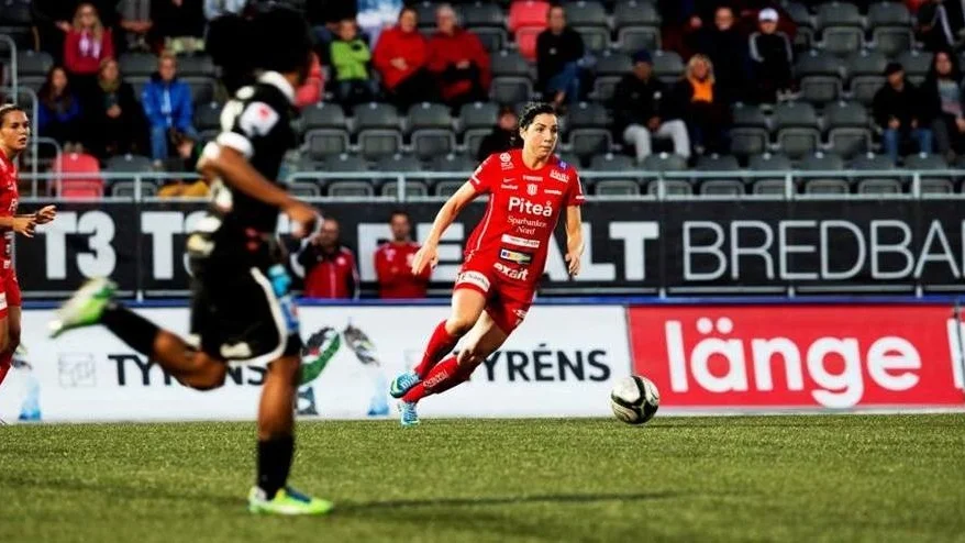 Piteå tog tre blytunga poäng i Norrlandsderbyt mot Umeå IK på bortaplan. Här är det Clara Markstedt som jagar.