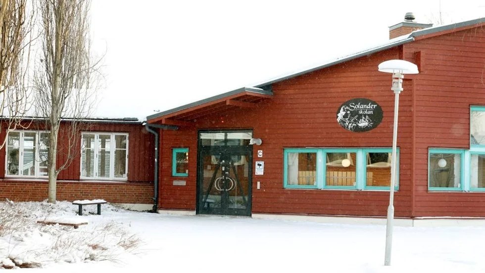 Kritiken mot upprepade händelser och intermezzon vid Solanderskolan i Öjebyn växer. Flera föräldrar har hört av sig och påtalat den otrygga miljön vid skolan.