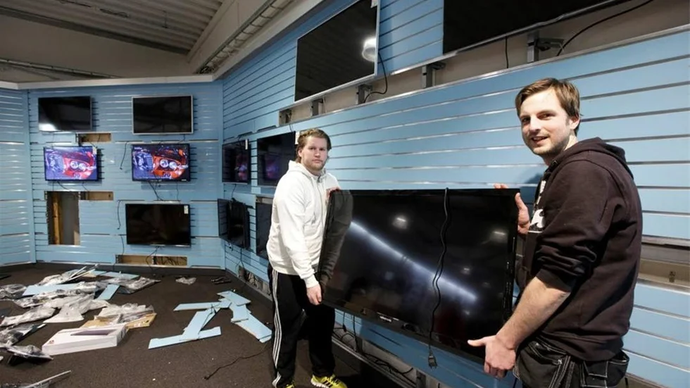 Arbetet med att fylla Elgiganten med nya varor pågår för fullt. Butikschef Kristoffer Petersén jobbar för fullt tillsammans med Robert Berglund.