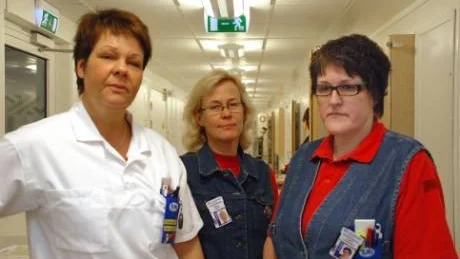 Sjuksköterskorna Ann-Louise Bakker, Maria Greek och Ingrid Johansson är tillsammans med övrig nattpersonal inom närsjukvården besvikna över att arbetsvillkoren nu försämras. Foto: Charlotte Delaryd