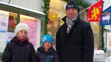 Tuva och Alva Fyrk samt Tomas Larsson är ute och kompletterar julklappsskörden dan före dopparedagen.