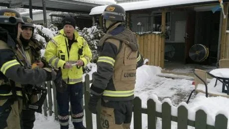Två kvinnor fick föras till sjukhus eefter branden i atriumhusområdet vid Navestad. Foto: Wighsnews