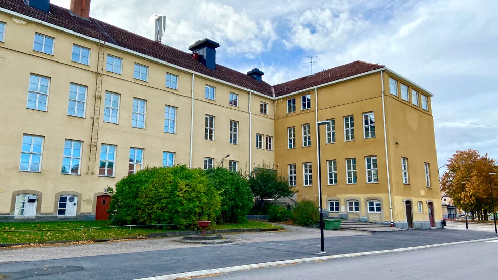 Södra skolan i Katrineholm. "Att bygga först och sen komma på vad gamla fastigheterna ska användas till eller att de ska säljas är en omvänd ekonomi", det skriver kommunfullmäktigeledamöter för Kristdemokraterna i en debattartikel. 