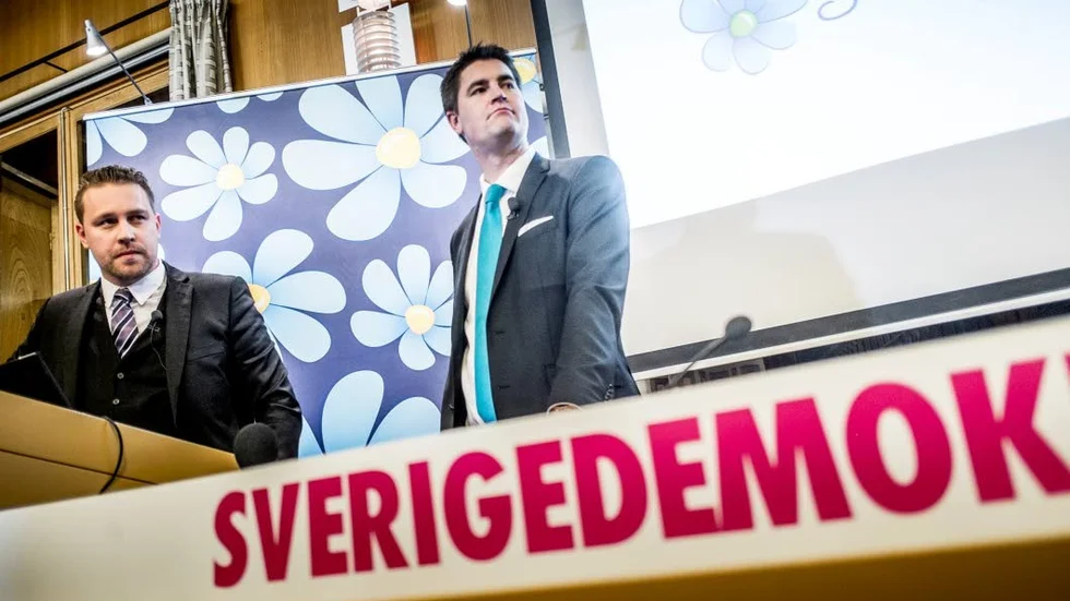 När Sverigedemokraternas tillförordnade partiledare Mattias Karlsson och ekonomisktpolitiske talesman Oscar Sjöstedt meddelade att partiet skulle fälla regeringsbudgeten var detta en oönskad julklapp till landets lärare och elever.