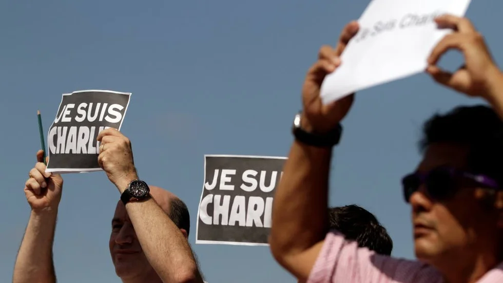Demonstranter visar solidaritet med offren för terrortattacken i Paris genom att hålla upp plakat med texten ”Jag är Charlie”.?foto: arnulfo franco