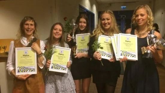 Piteå Ridklubbs pristagare på Ridsportgalan i Luleå. Från vänster: Ewa Fabricius, Tilde Skarin, Cornelia Johansson, Ida Bentzlin och Wilma Marklund. ?
?