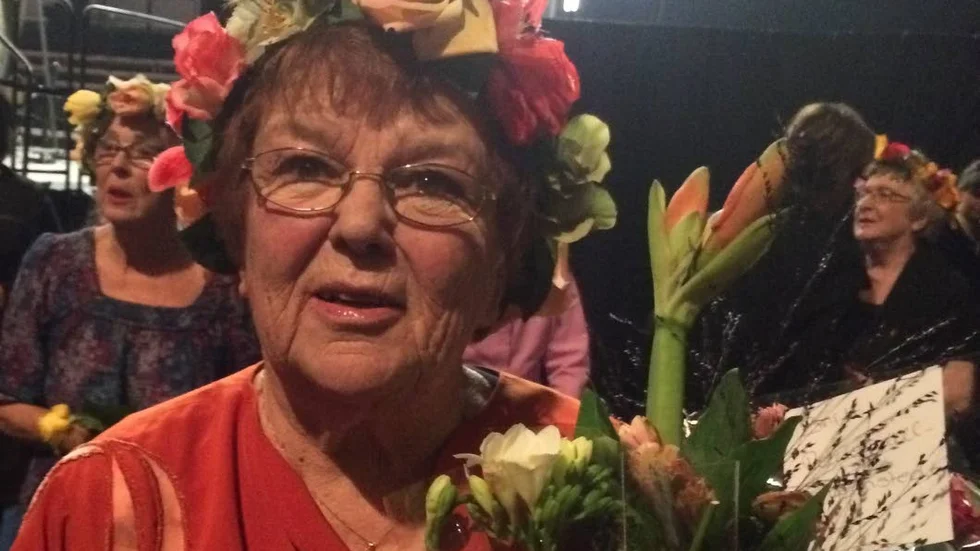 Britt Reuterwall Hörnstedt, 82, från Norrköping med blommor efter föreställningen i Globen.