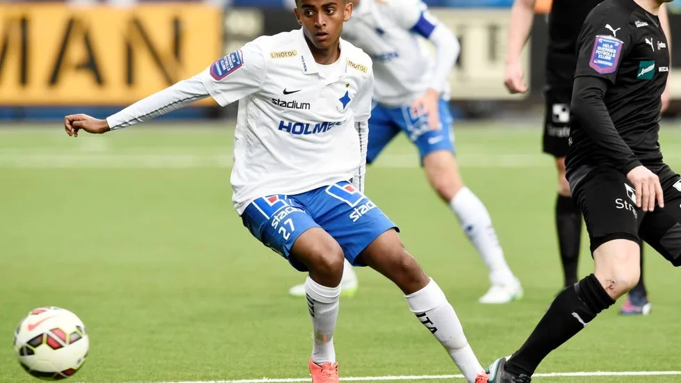 Tesfaldet Tekie tar, som väntat, Nicklas Bärkroths plats.