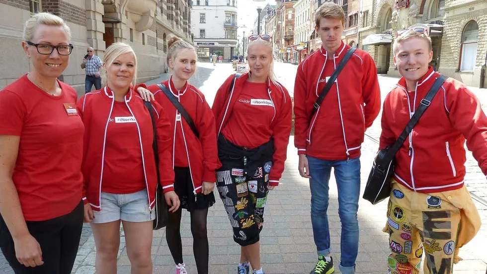 Nya guider. Ett nytt inslag under Bråvallafestivalen, är speciella guider, som kommer att röra sig bland besökarna på stan. Från vänster projektledaren Tina Vennerholm och guiderna Frida Pettersson, Elin Dahlskog, Emma Ahlqvist, Gustav Sternelöv och Emil Gunnarsson.