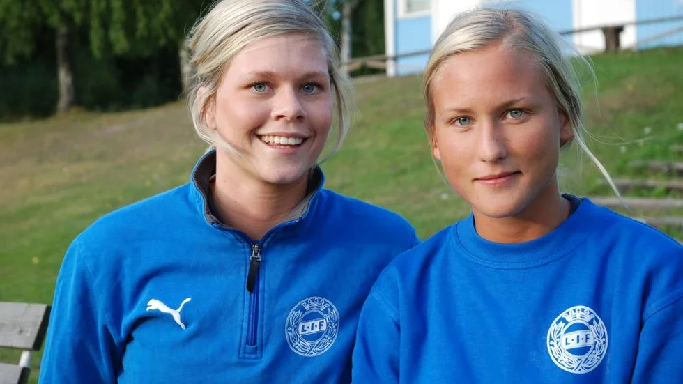 Avancerar. Elin Johansson, Felicia Wikman och lagkamraterna i Lotorps IF är på god väg mot division 3.