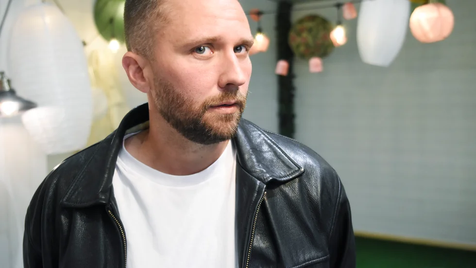 Under måndagen är det premiär för "Spelskandalen", med Edvin Bredefeldt i en av seriens stora roller. Nu berättar den utflyttade Luleåbon om stoltheten och ansvaret att göra en norrbottnisk karaktär på tv.
