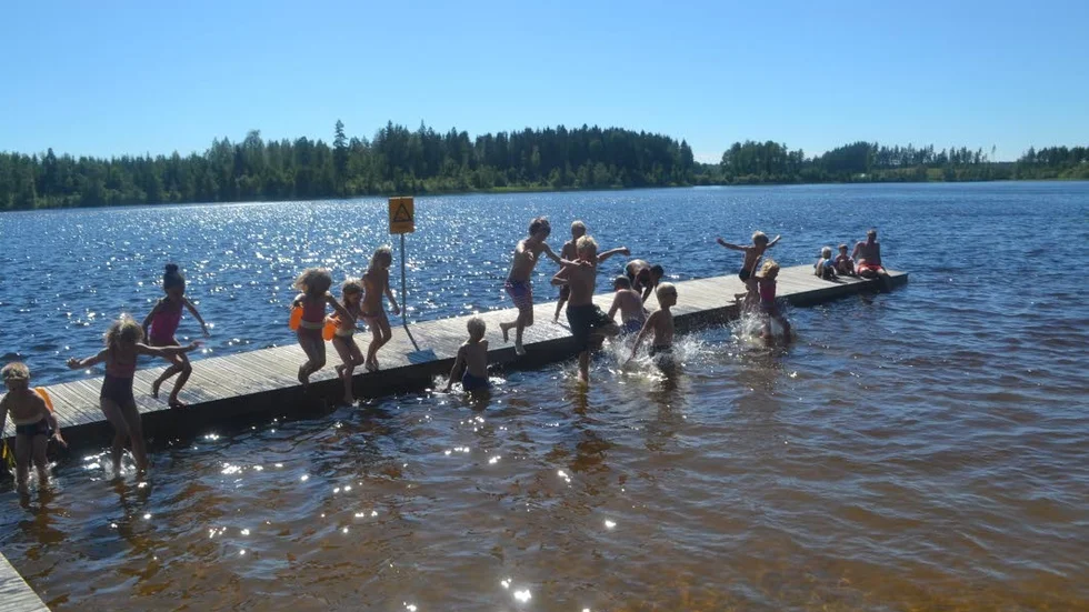Avslutning. Solen sken när det var avslutning för de 20 barn som varit med under sommarens simskola i Gäddviken.