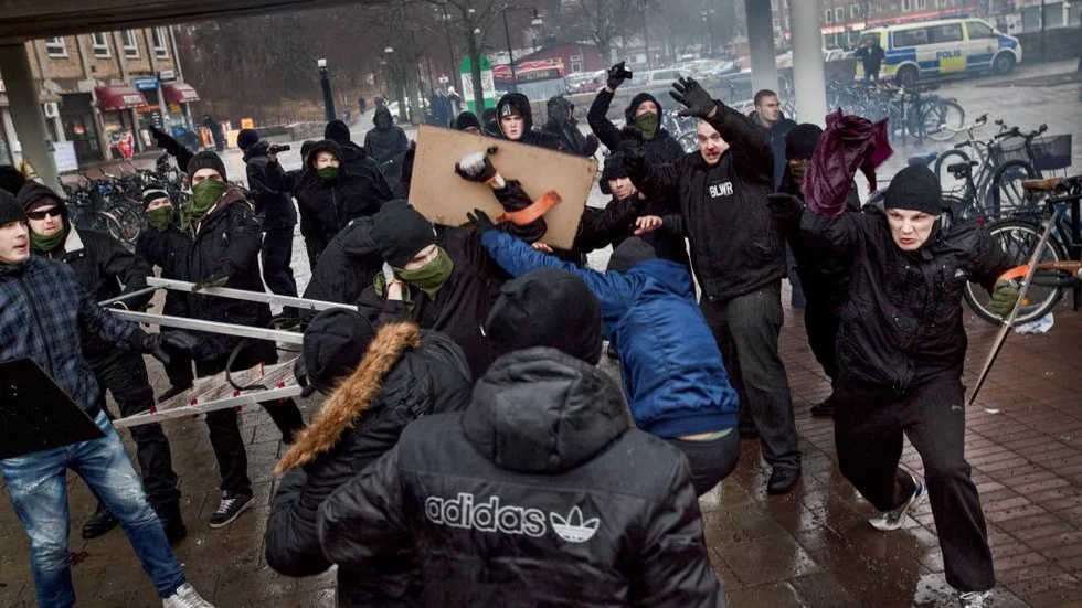 Gemenskap. Extrema våldsröelser kan erbjuda innanförskap och mening skriver Bengt Cete (MP).