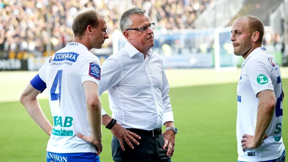 Nyckelpersoner. Janne Andersson omgiven av två av sina viktigaste spelare, Andreas Johansson och Daniel Sjöind.