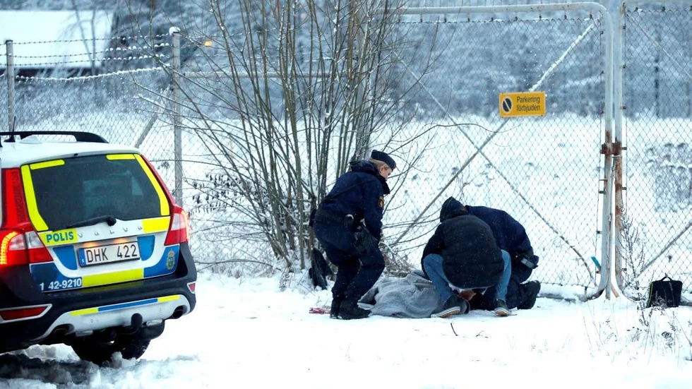 Vid den här grinden på Butängsgatan hittades på torsdagseftermiddagen en död kvinna.