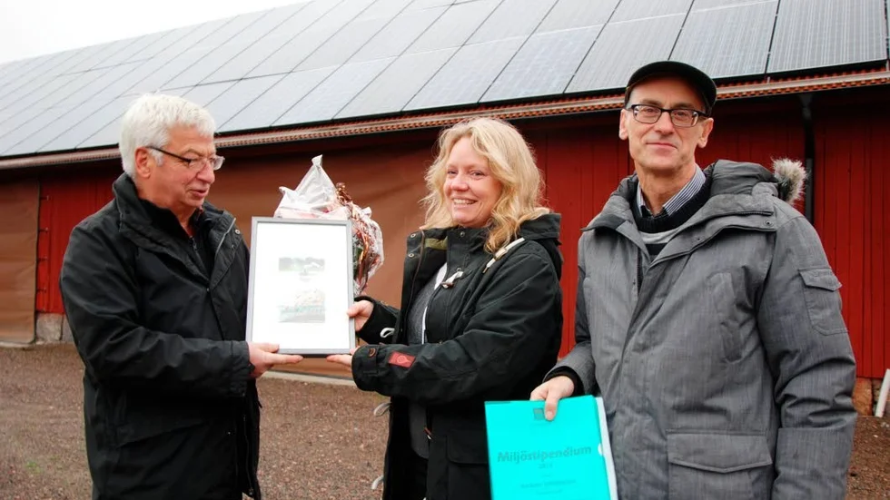 Prisad. Anders Johansson (till vänster) tar emot utmärkelsen av kommunstyrelsens representanter Åsa Johansson (C) och Tommy Jacobson (FP).