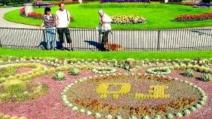 Kaktusgruppen beundras fortfarande av en hel del besökare och med lite tur kan den finnas kvar ända in i oktober. - I alla fall om vi får en fin brittsommar utan frostnätter, säger Roger Norrman hos Stadspartner.
Foto: Anita Kjellberg (011-200 462)
anita.kjellberg@folkbladet.se
