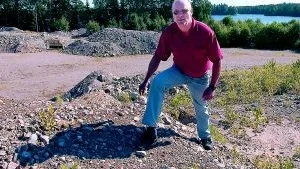 Under elva års tid har Lars Bertilsson i Rommetorp bedrivit en kamp mot länsstyrelsen och den grustäkt som ligger bredvid hans hus. Arbetarna i täkten bryter konstant mot föreskrifterna, menar Lars.
Foto: Titti Olovsson (0122-131 75)
titti.olovsson@folkbladet.se